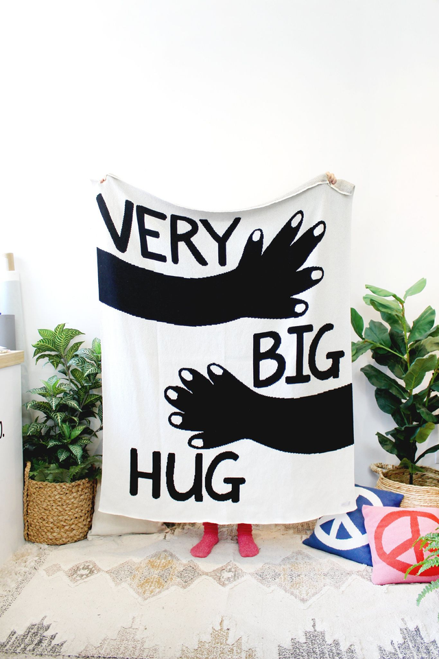 Calhoun & Co New York VERY BIG HUG KNIT THROW BLANKET