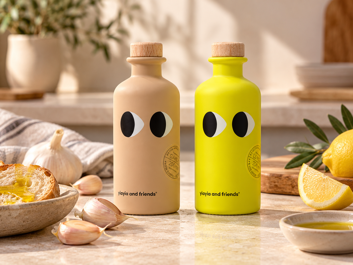 Extra virgin olive oil with garlic, YIAYIA & FRIENDS – Natives Olivenöl extra mit Zitrone – KI-generierte Styling-Idee; Dekoration und weitere Produkte nicht im Lieferumfang.