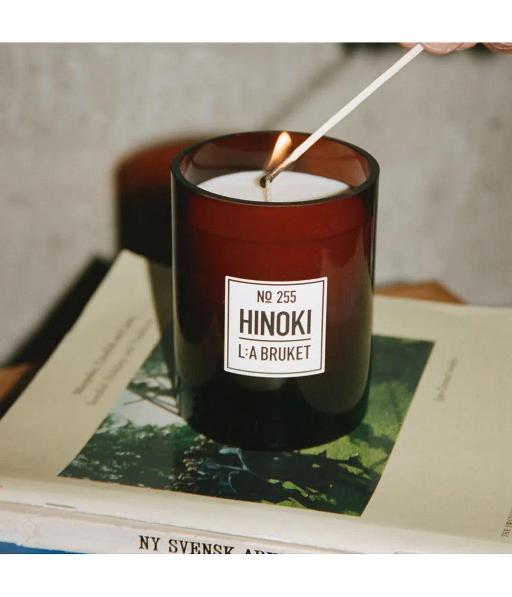 L:A BURKET- No.255 Duftkerze Hinoki - 260 g
