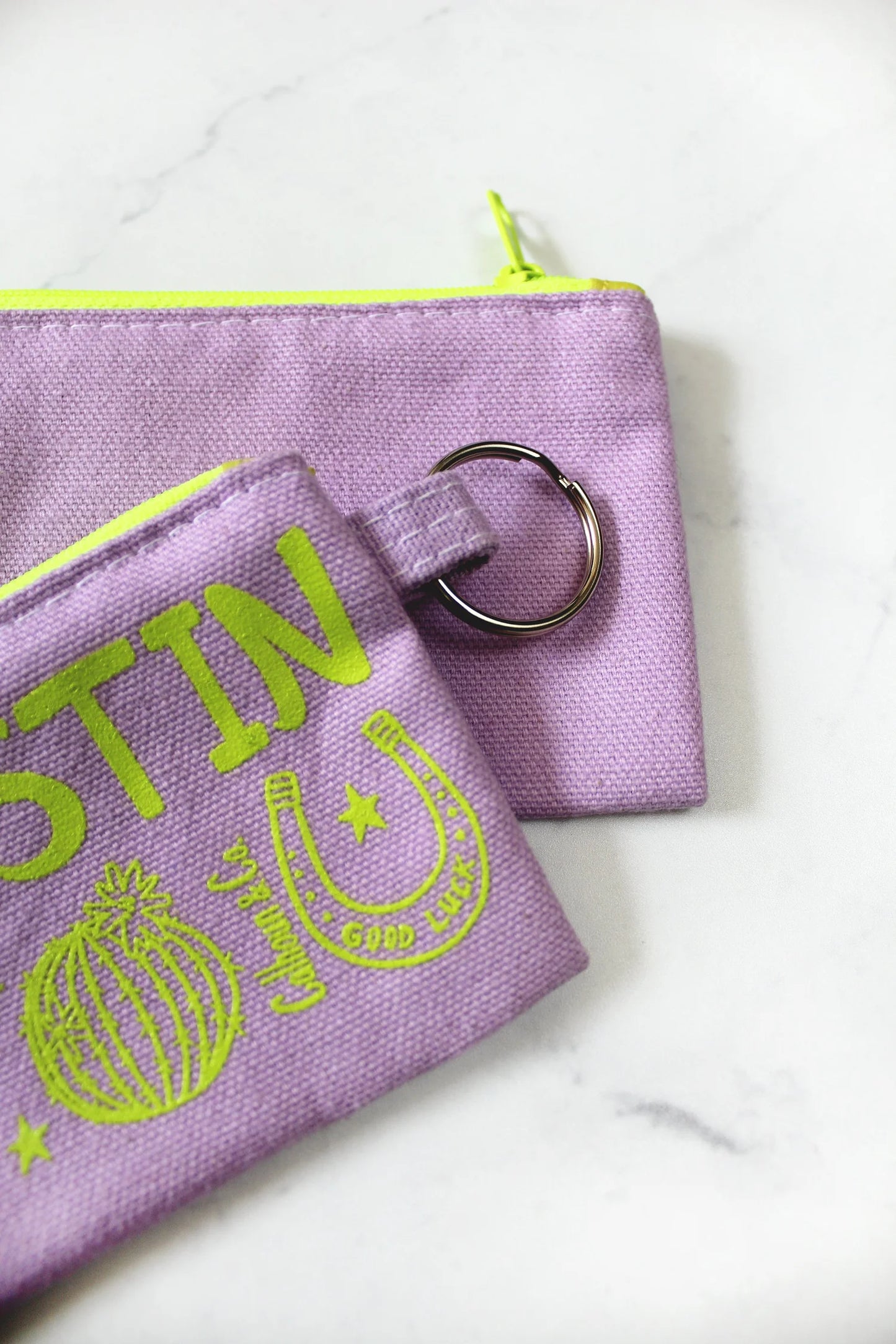 Calhoun & Co New York AUSTIN SCREEN PRINTED ZIPPER CARD POUCH WITH KEYRING