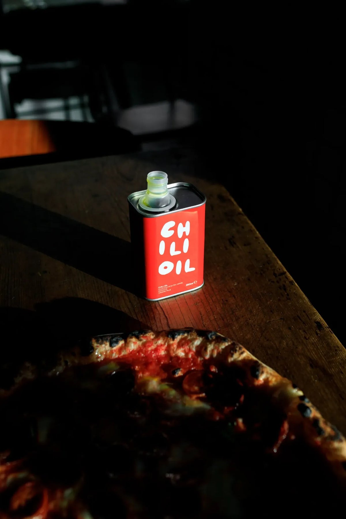 OLEA PIA Chili Oil 250 ml mit Pizza