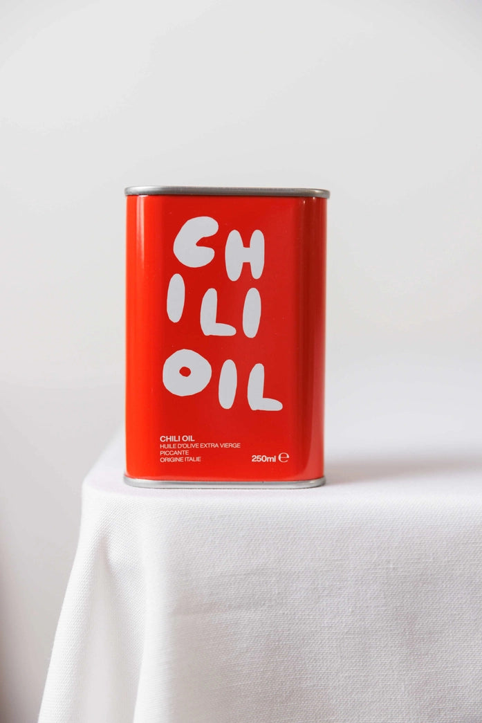 OLEA PIA Chili Oil 250 ml auf hellem Hintergrund