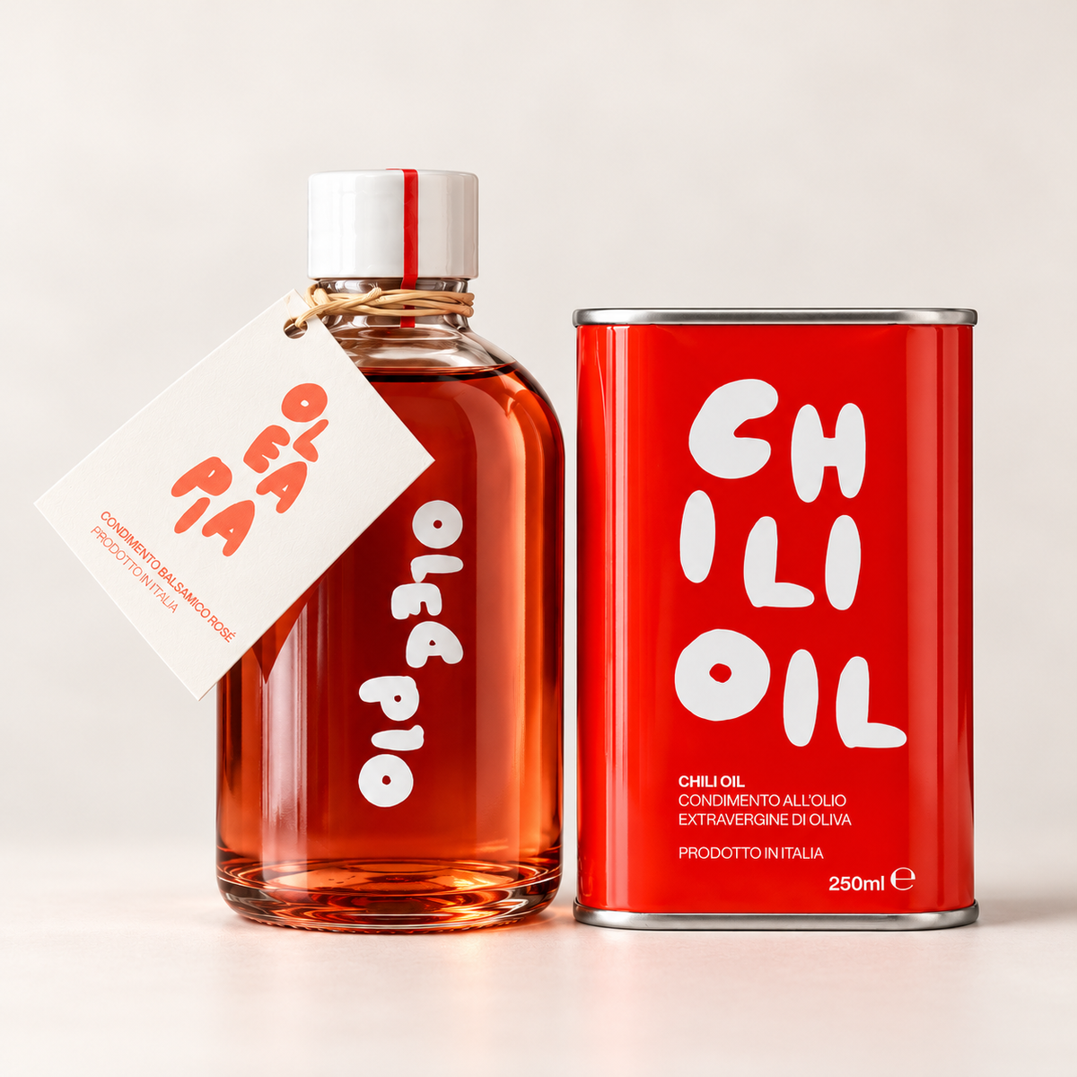 OLEA PIA Rosé-Balsamico mit OLEA PIA Schriftzug auf der Glasflasche und Chiliöl – Feinkostset 2 × 250 ml