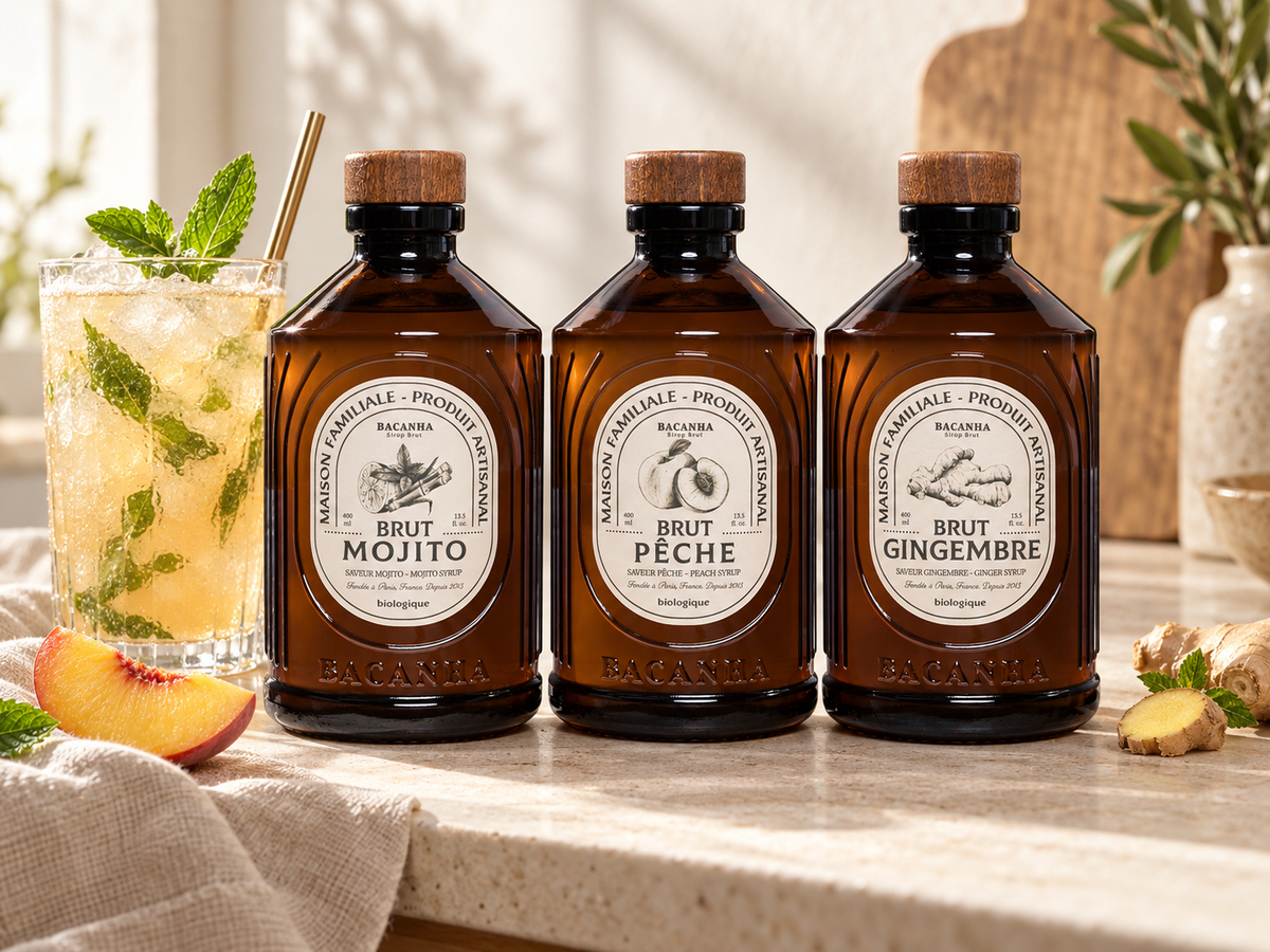 Bacanha Sirop Brut Bio-Mojito-Rohsirup, Bacanha Sirop Brut Organischer roher Pfirsichsirup, Bacanha Sirop Brut Roher Bio-Ingwersirup – KI-generierte Styling-Idee; Dekoration und weitere Produkte nicht im Lieferumfang.