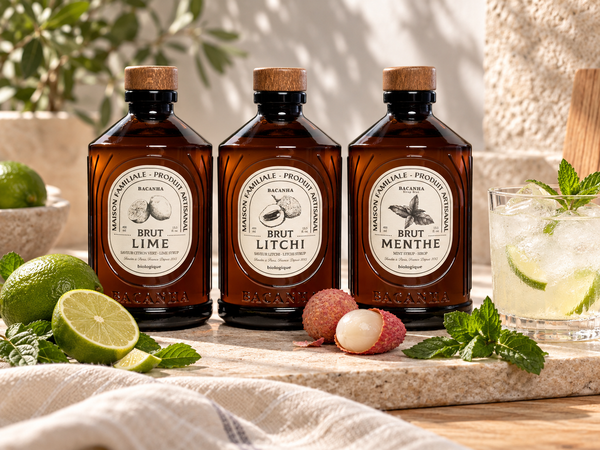 Bacanha Sirop Brut Roher Bio-Limettensirup, Bacanha Sirop Brut Roher Bio-Litschisirup, Bacanha Sirop Brut Roher Bio-Minzsirup – KI-generierte Styling-Idee; Dekoration und weitere Produkte nicht im Lieferumfang.