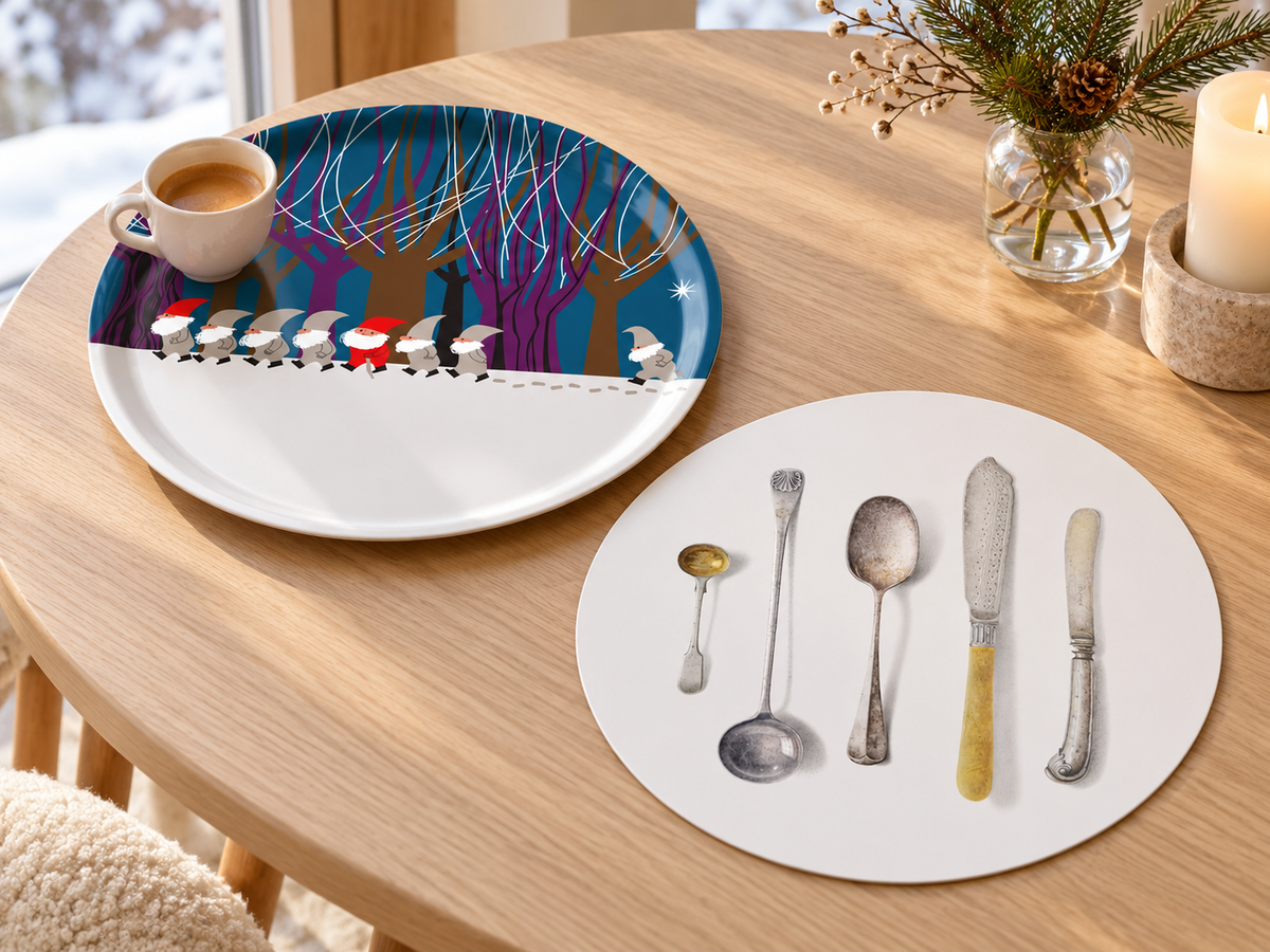Jamida Jerry Roupe Santa Parade - Tray _ 31cm, Jamida Michael Angove Cutlery/white - Placemat _ 28cm – KI-generierte Styling-Idee; Dekoration und weitere Produkte nicht im Lieferumfang.