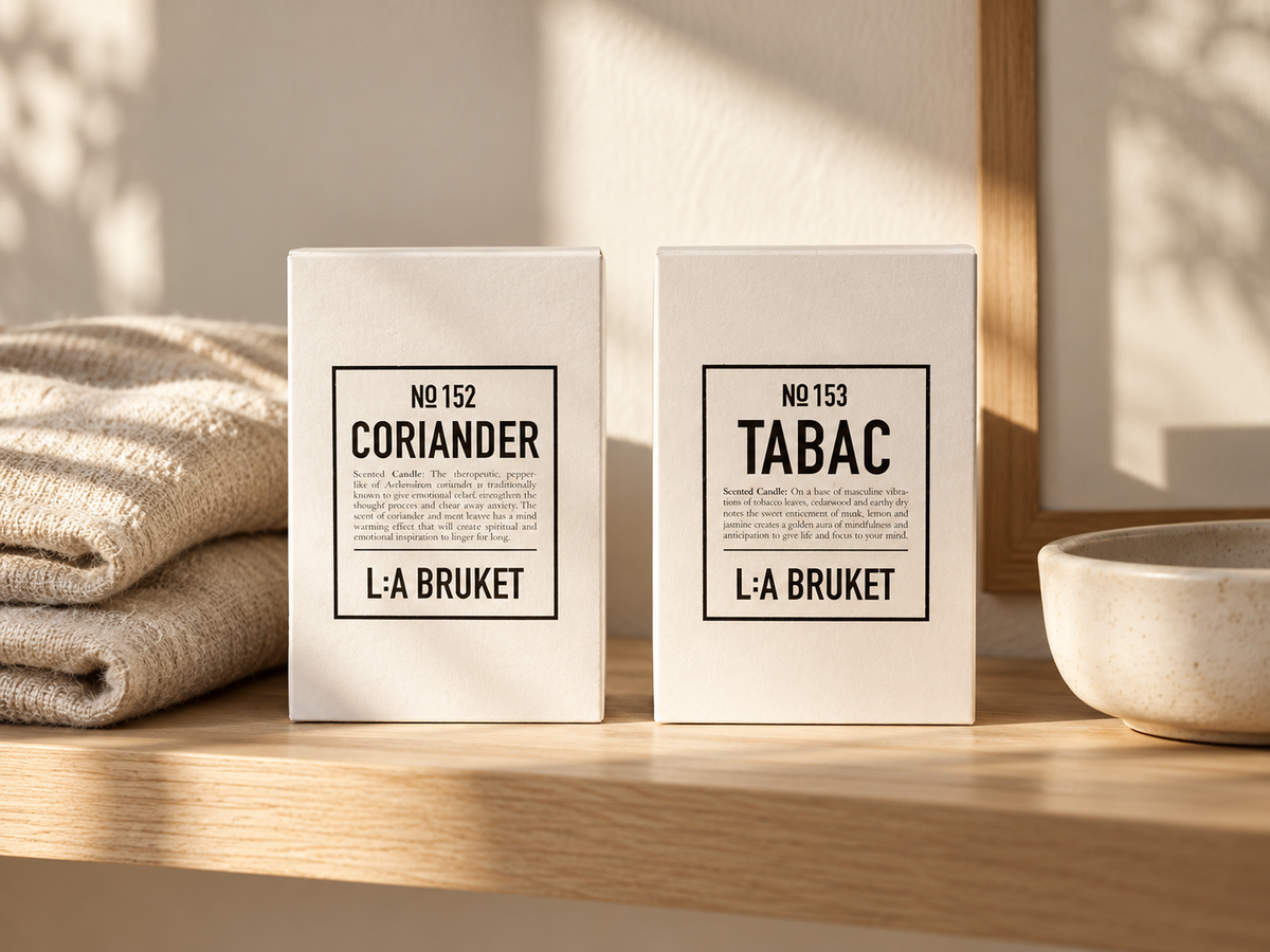 L:A Bruket- No.152 Duftkerze Koriander - 260 g, L:A Bruket- No.153 Duftkerze Tabac - 260 g – KI-generierte Styling-Idee; Dekoration und weitere Produkte nicht im Lieferumfang.