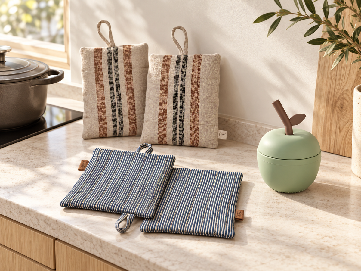 OYOY LIVING DESIGN – Linu Topflappen, 2er-Pack – Caramel, OYOY LIVING DESIGN-Gestreifter Denim-Topflappen – 2er-Set, OYOY LIVING DESIGN – Apfelbecher – Pale Mint – KI-generierte Styling-Idee; Dekoration und weitere Produkte nicht im Lieferumfang.