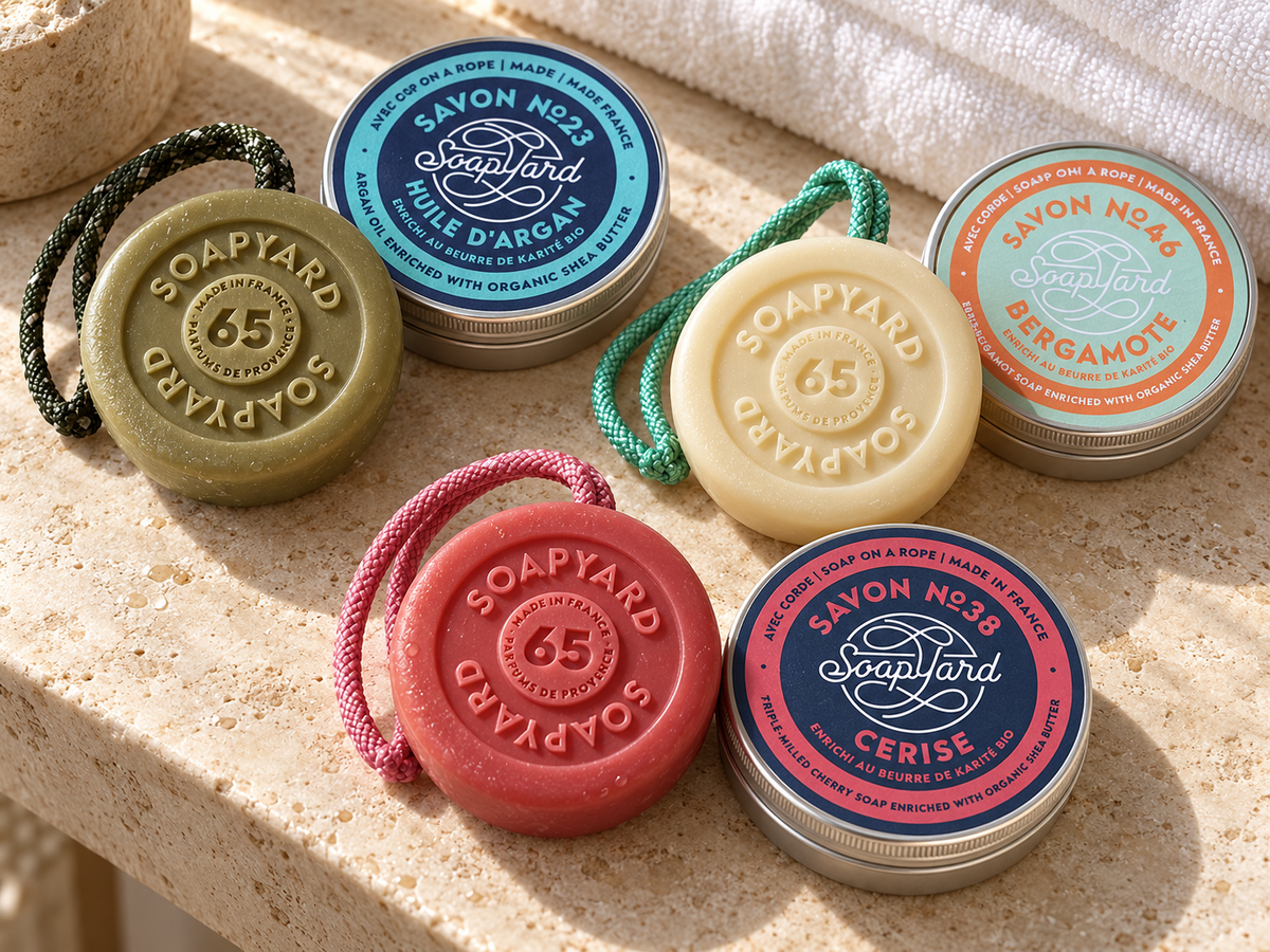 SoapYard  Argan Oil 20, SoapYard  Bergamot 46, SoapYard  Cherry 38 – KI-generierte Styling-Idee; Dekoration und weitere Produkte nicht im Lieferumfang.