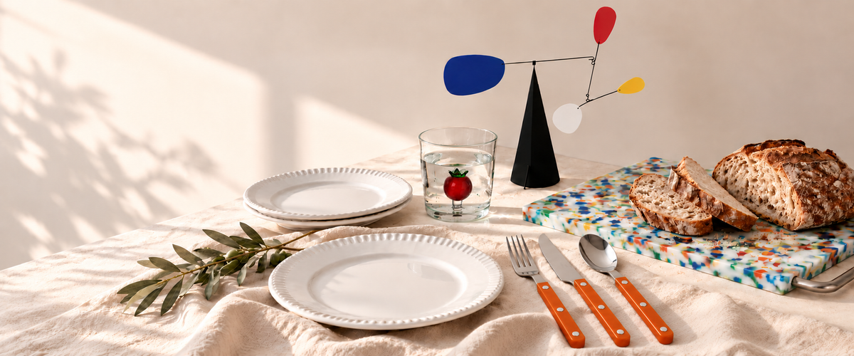 Studio Edition – Sabre Bistrot Besteck in hellerem Orange, Ichendorf Tomatenglas, VBC CASA Teller und Volta Mobile – KI-generiertes Stylingbild