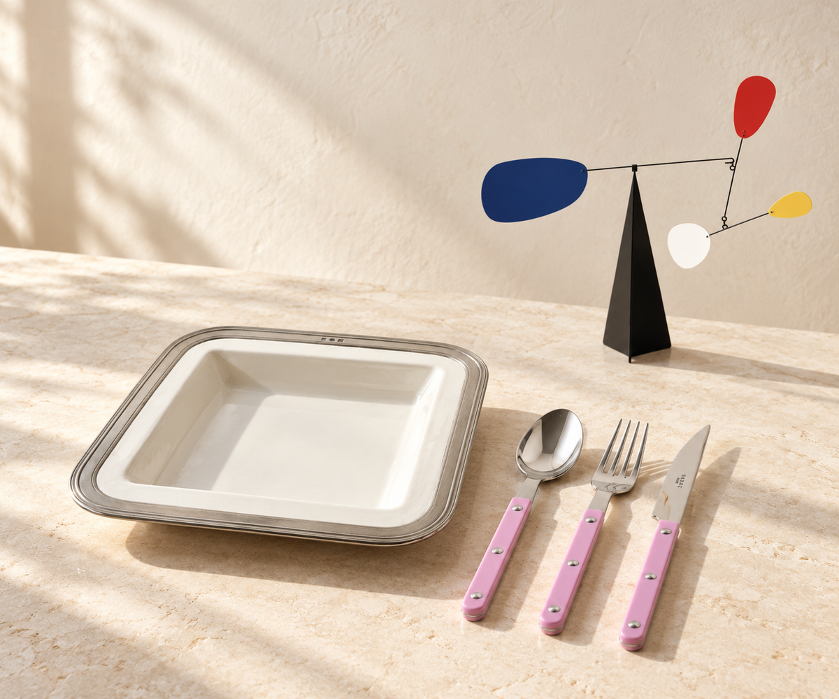 Studio Edition – Cosi Tabellini Gianna Platte, Sabre Paris Besteck und Volta Paris Mobile