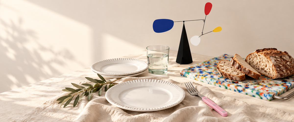 Studio Edition – VBC Geschirr, rosa Sabre Gabel, Volta Mobile und Fredericks & Mae Schneidebrett in einer KI-generierten Tischszene